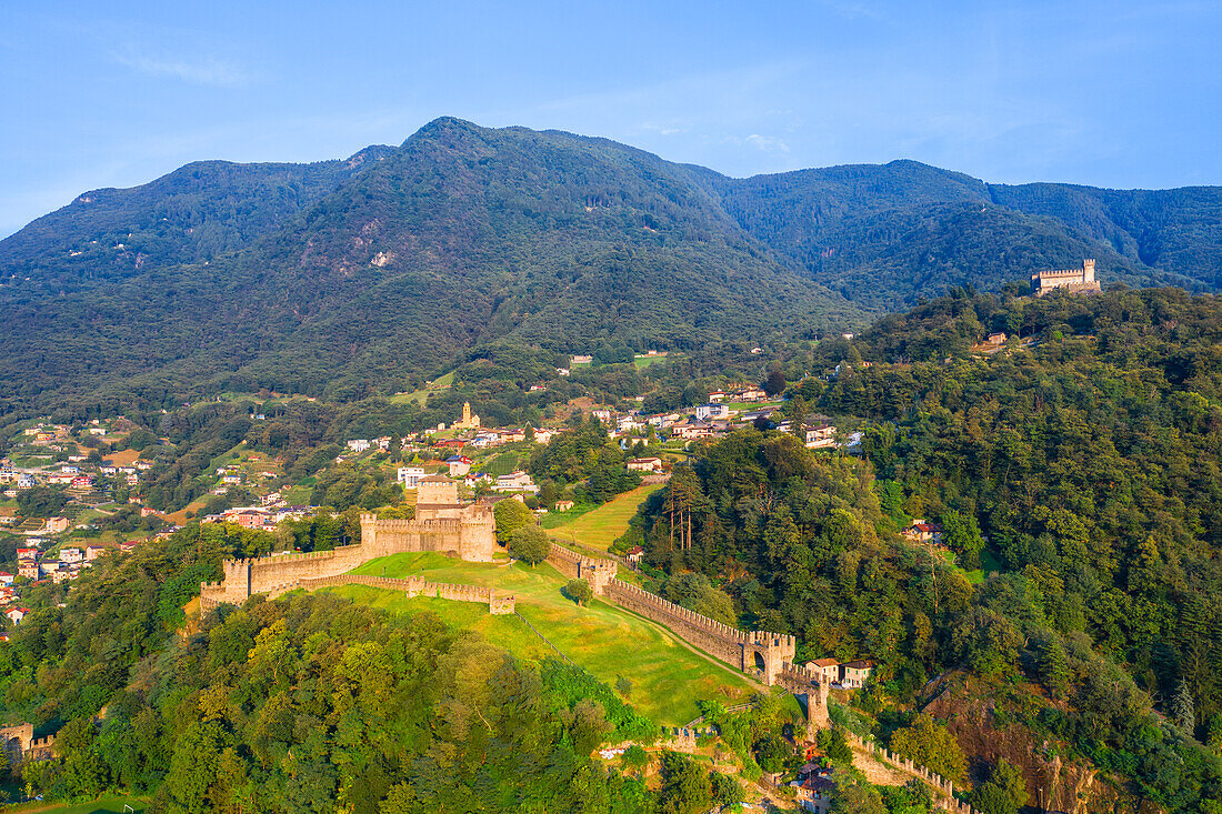 Luftaufnahme der Festung Montebello in Bellinzona, Kanton Tessin, Schweiz