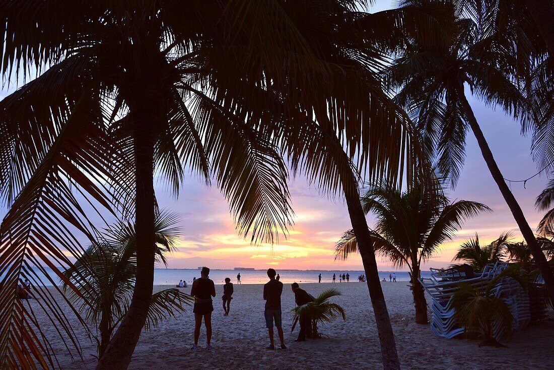 Sonnenuntergang an den Nordstränden  in der Ciudad de Isla Mujeres, vor Cancun, Yucatan, Mexiko