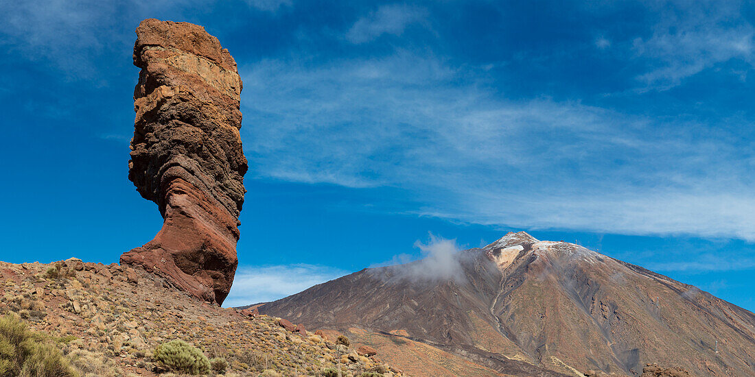 Pico del Teide, 3715m and Roque Cinchado, Finger of God, Roques de Garcia, Teide National Park, Tenerife, Canary Islands, Spain, Europe