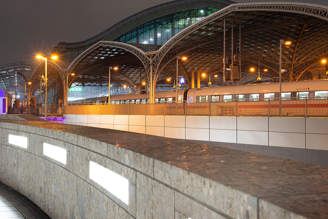 Nordöstlicher Teil der Domplatte, dahinter der Hauptbahnhof, Köln, Nordrhein-Westfalen, Deutschland, Europa