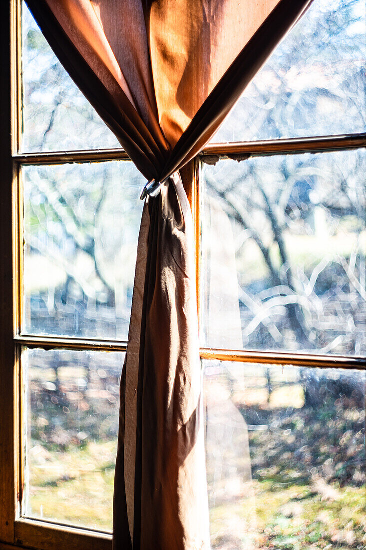 Blick aus Fenster im Vintage-Stil in den Garten, altes georgisches Haus im Frühling, Georgien