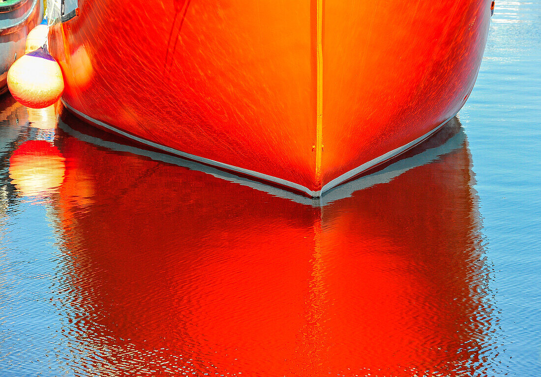 Spiegelung eines roten Bootes im Wasser, Halifax, Nova Scotia, Kanada
