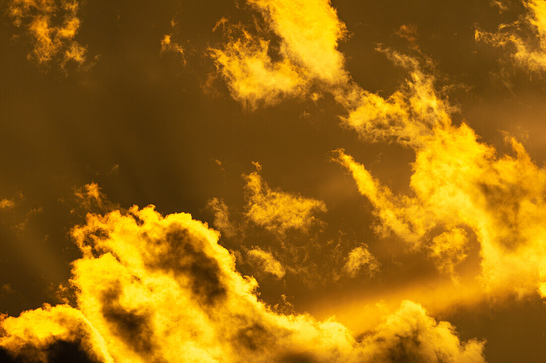 Intensiv leuchtende Wolken am farbigen Himmel, Flensburg, Deutschland