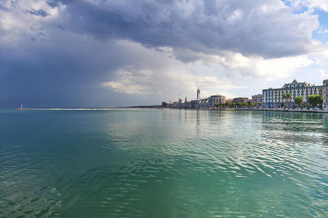 Blick vom Circolo Canottieri Barion Sporting Club auf die Uferpromenade von Bari, Apulien, Italien, Europa