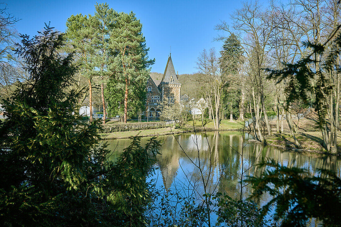 Ein Schloss (Schule) spiegelt sich im See, Bad Honnef, NRW, Deutschland