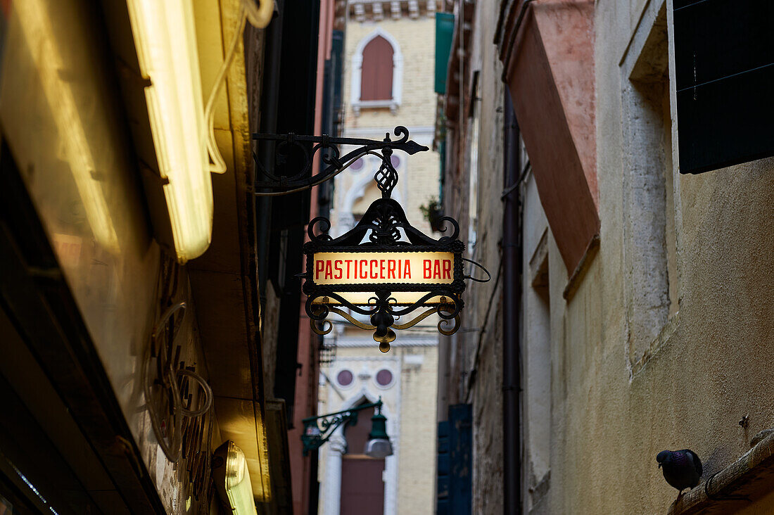Hinweisschild einer Pasticceria / Bar in der Calle del Scaleter, Venedig, Italien, Europa