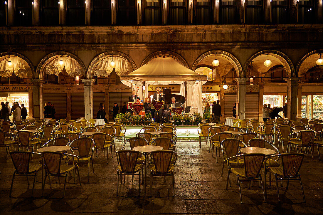 Abendliche Musik vor dem Caffè Lavena an der Piazza San Marco (Markusplatz), Venedig, Italien, Europa
