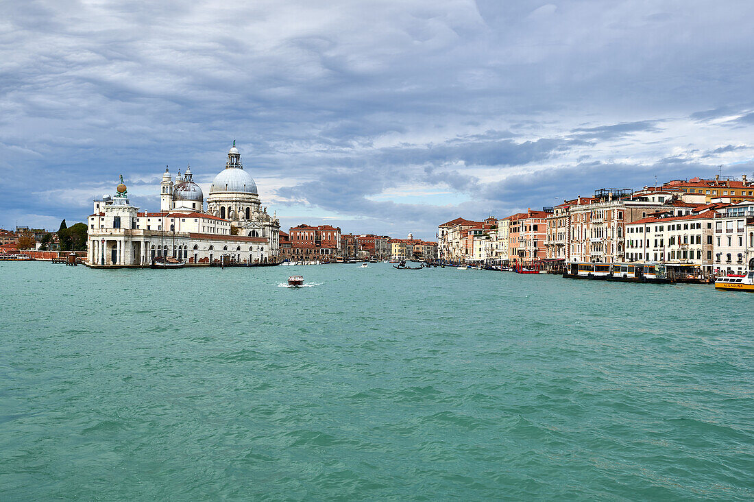 Blick von der Lagune von Venedig auf die Einfahrt zum Canal Grande; im Vordergrund die barocke Kuppelkirche Santa Maria della Salute mit einzigartigem achteckigen Grundriss, Sakristei mit 12 Werken von Tizian, Venedig, Italien, Europa