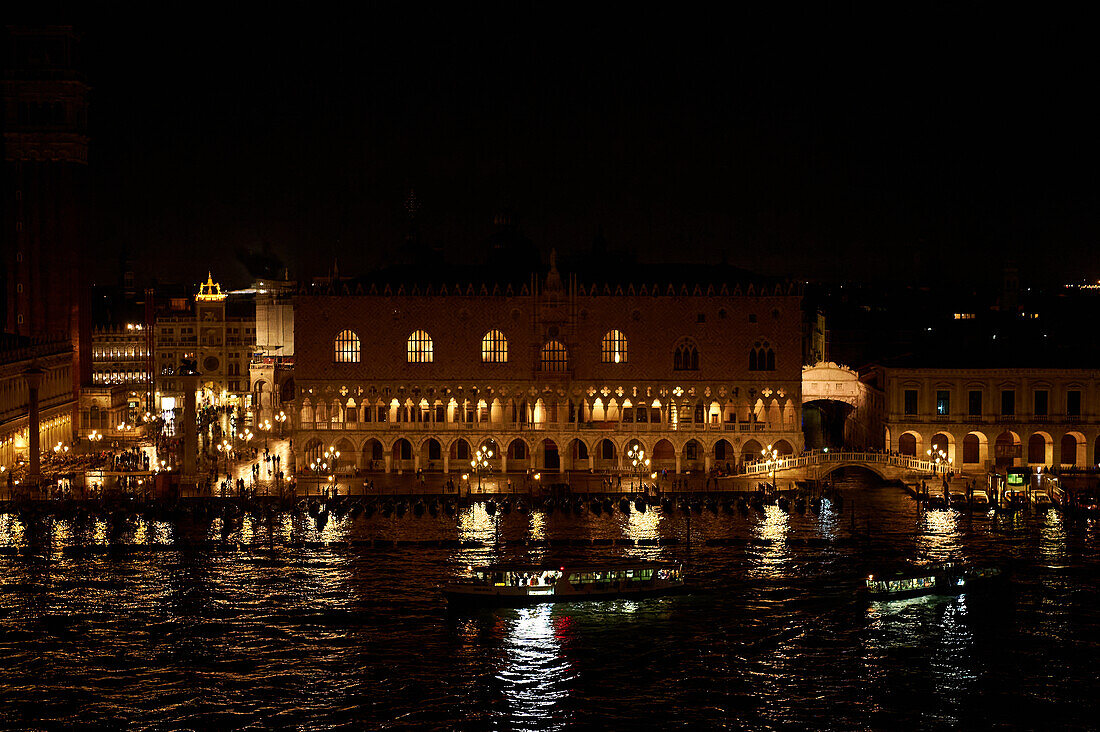 Nächtlicher Blick von der Lagune von Venedig auf den Dogenpalast, Venedig, Italien, Europa