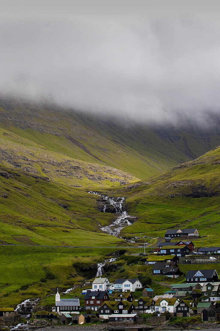 Häuser von Sorvagur, Vagar, Färöer. Im Hintergrund Wasserfall.