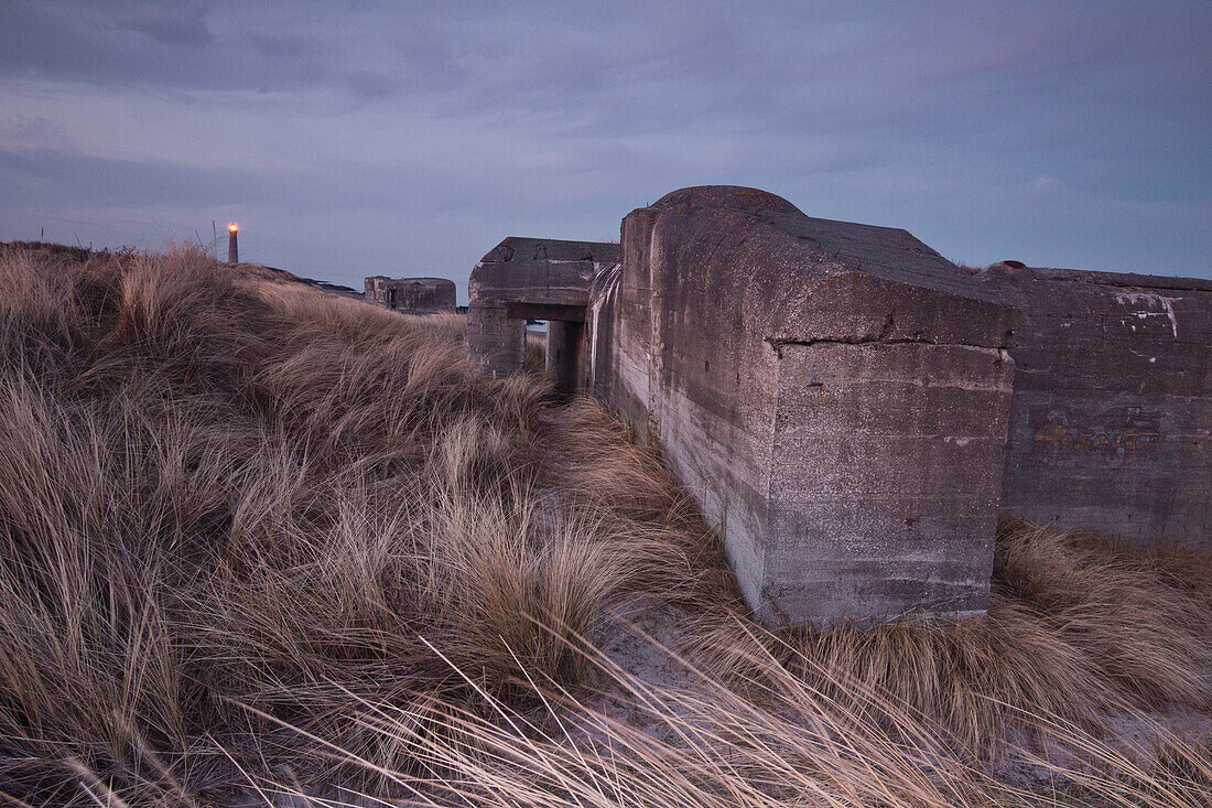 Alter Bunker in den Dünen Leuchtturm im Hintergrund.