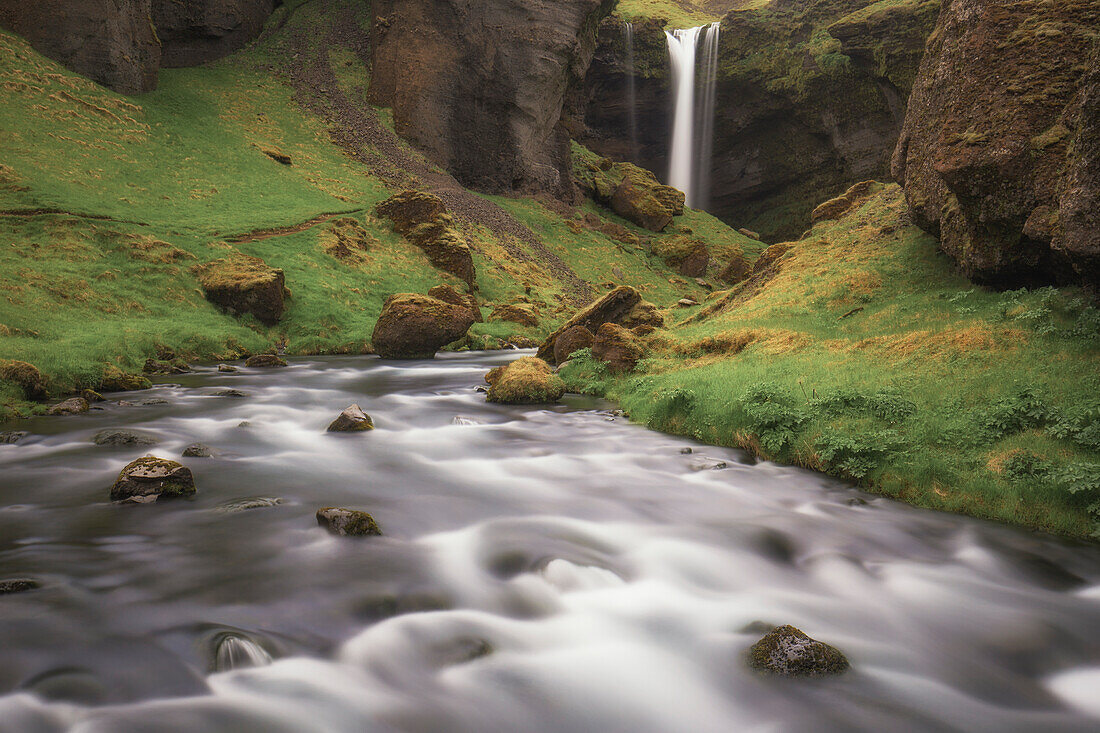 Kleiner Wassserfall und Fluss in Naturlandschaft auf Island