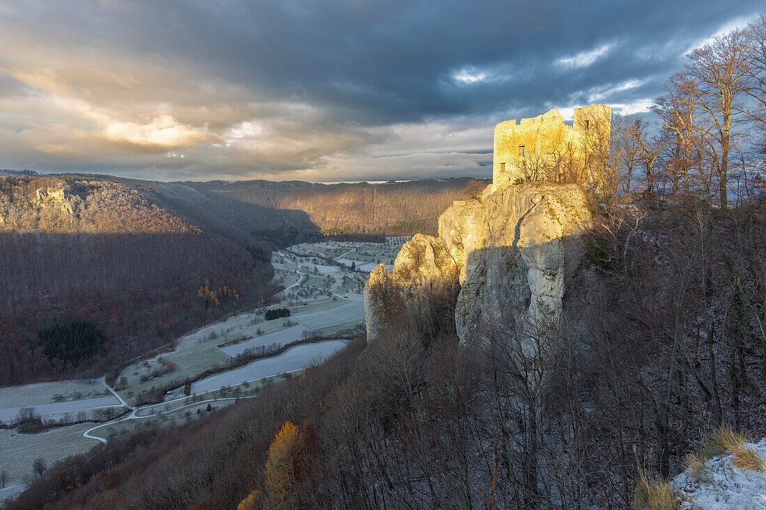 Blick ins Tal und Burgruine Reussenstein, Neidlingen, Baden-Württemberg, Deutschland. Winterlich. Schnee. Seitenlicht.