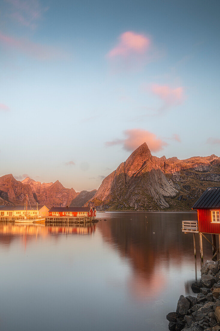Hafen von Hamnoy vor Bergkulisse, rotes Haus. Reine, Lofoten, Nordland, Norwegen.