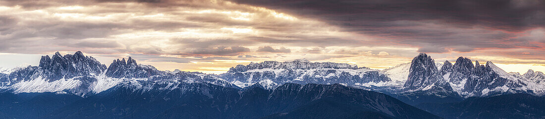 Bergpanorama, schneebedeckte Gipfel, Sonnenaufgang, Klausen, Südtirol, Bozen, Italien.