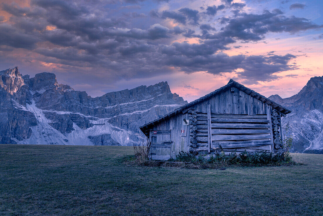 Small hut in front of the Odle group, Puez-Odle, Lungiarü, Dolomites, Italy, Europe