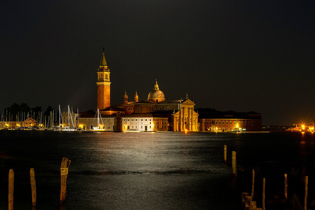 Nächtlicher Blick auf San Giorgio Maggiore, Venedig, Venetien, Italien
