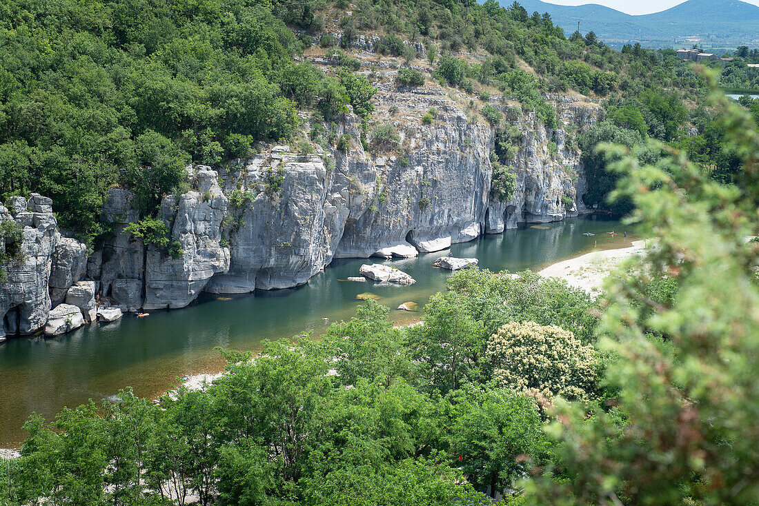 Fluss Chassezac mit Felsen, Malarce-sur-la-Thines, Auvergne-Rhône-Alpes, Frankreich