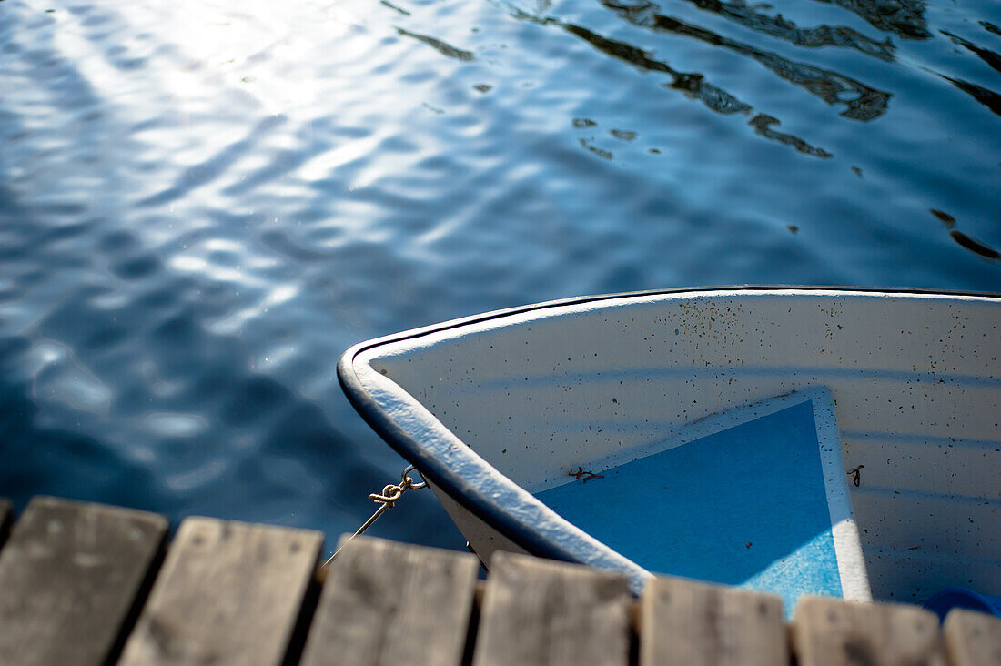 Ruderboot am Steg, Blekinge, Schweden