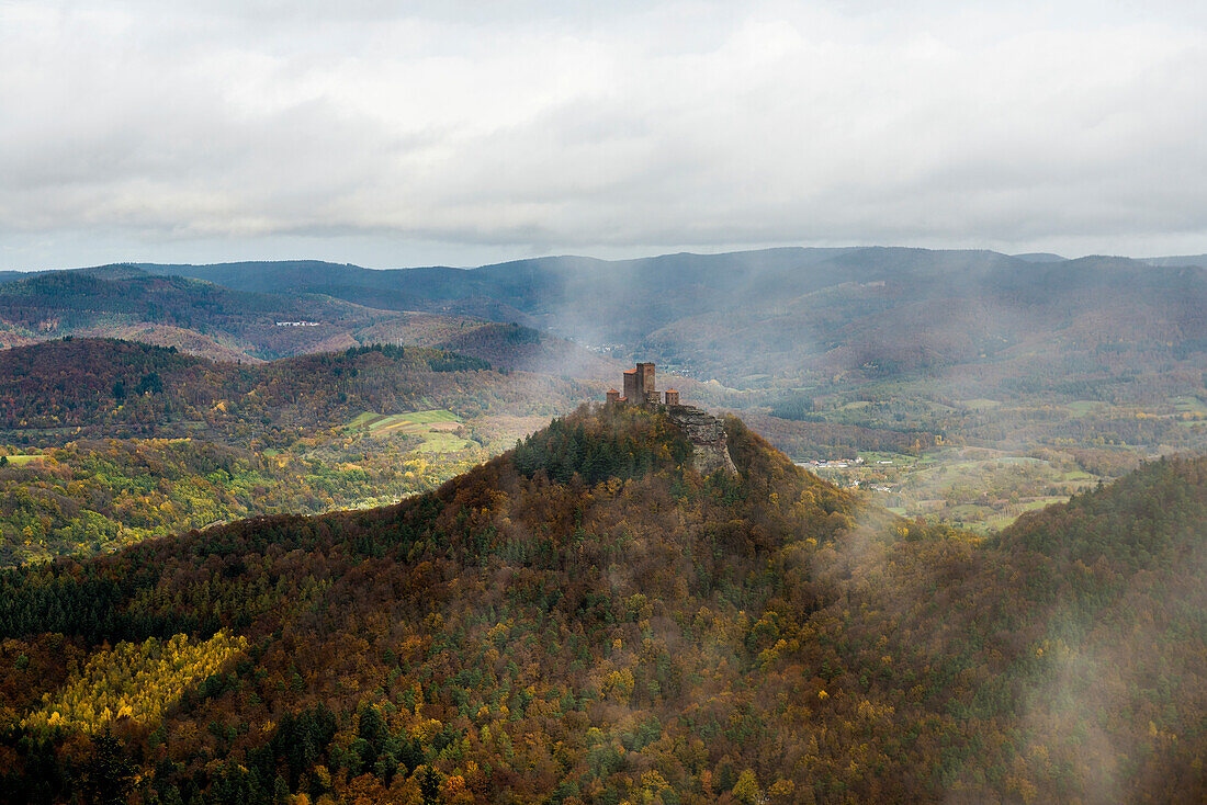 Herbstlich verfärbter Wald und Berge, Blick vom Rehbergturm auf die Burg Trifels, Annweiler, Pfälzer Wald, Rheinland-Pfalz, Deutschland