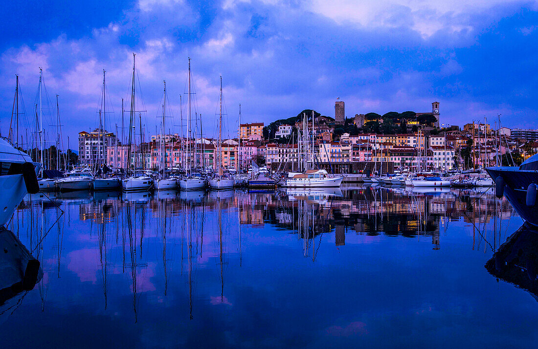 Blick auf den Yachthafen und die Altstadt von Cannes im Morgenlicht, Cannes, Département Alpes-Maritimes, Frankreich