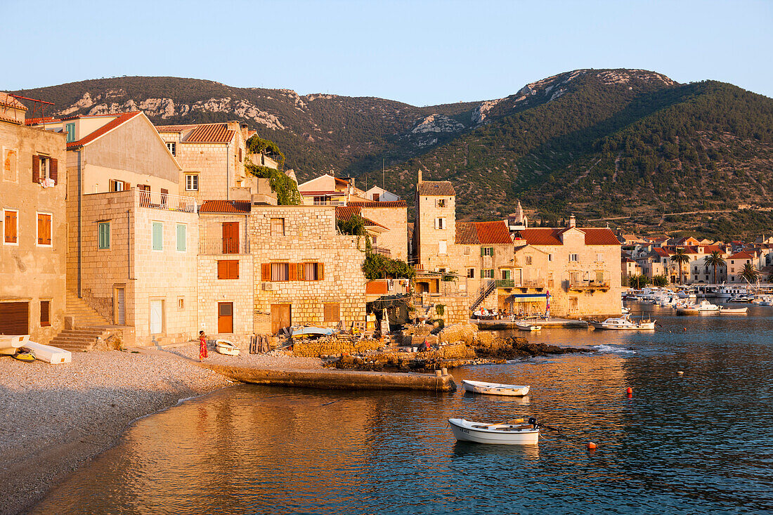 Ansicht der Stadt Komiza, Insel Vis, Mittelmeer, Kroatien