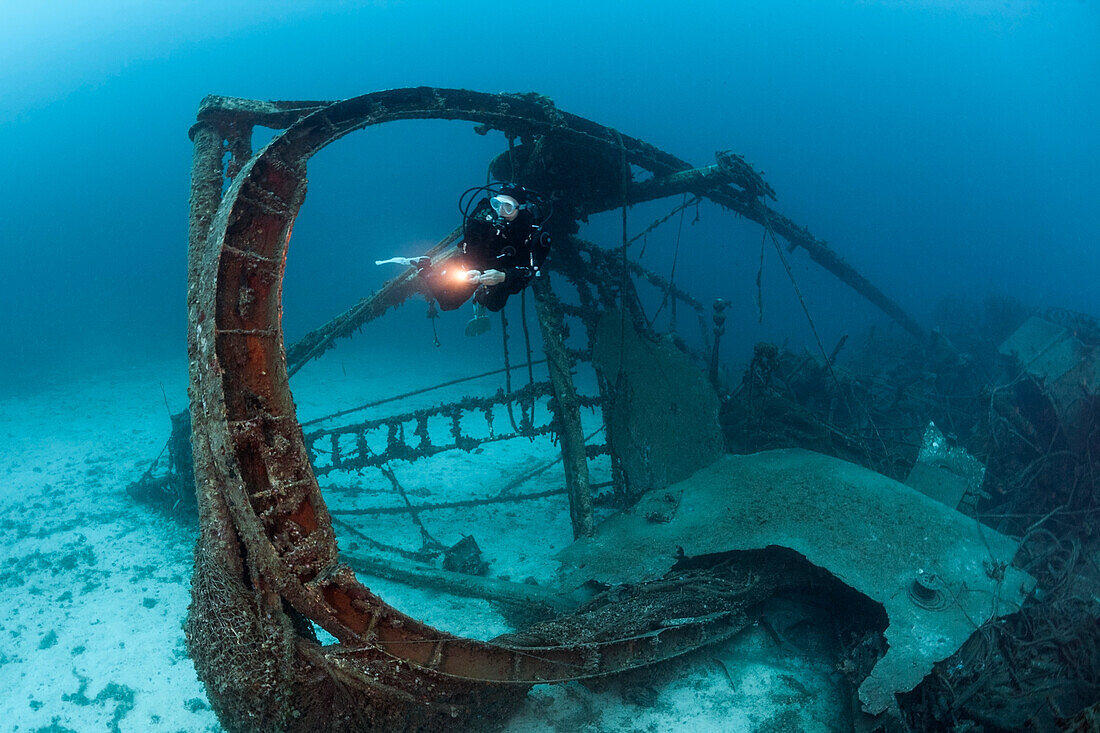 Taucher am Fortunal Wrack, Insel Vis, Mittelmeer, Kroatien