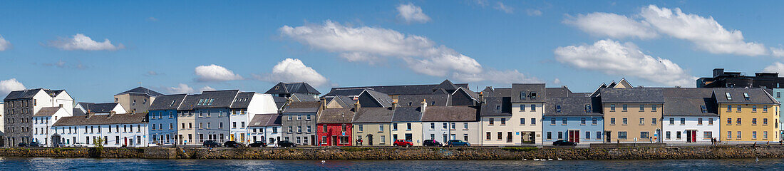 Häuserfront The Long Walk am Ufer vom Fluss Corrib, Galway, Irland.