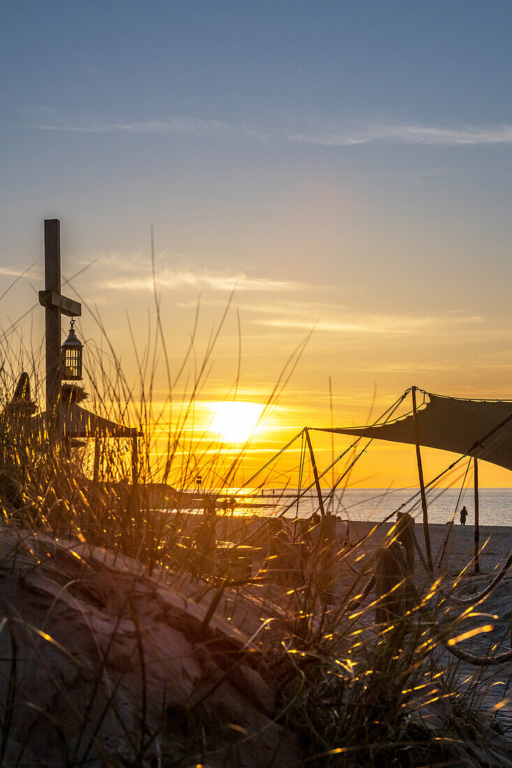 Blick auf die Strandbar in Heiligenhafen zum Sonnenuntergang, Ostsee, Ostholstein, Schleswig-Holstein, Deutschland