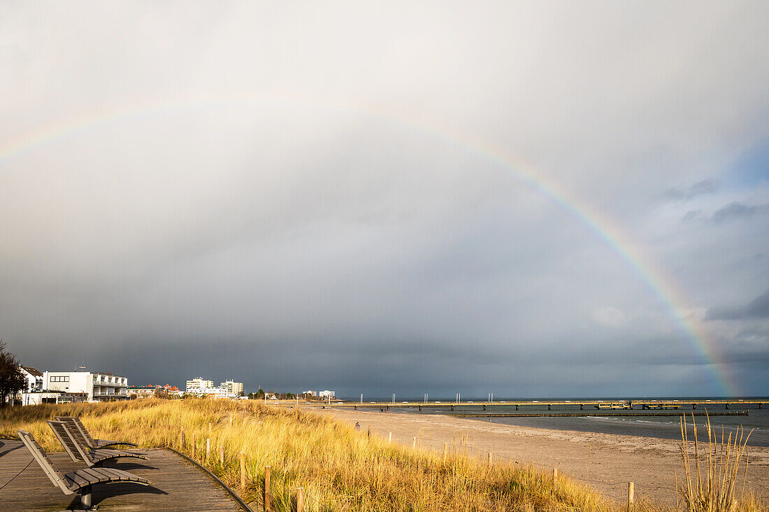 Strandsofas in Grossenbrode mit Regenbogen, Ostsee, Ostholstein, Schleswig-Holstein, Deutschland