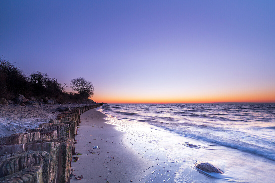 Groynes on the beach of Kellenhusen in the morning light, long exposure, Baltic Sea, Ostholstein, Schleswig-Holstein, Germany