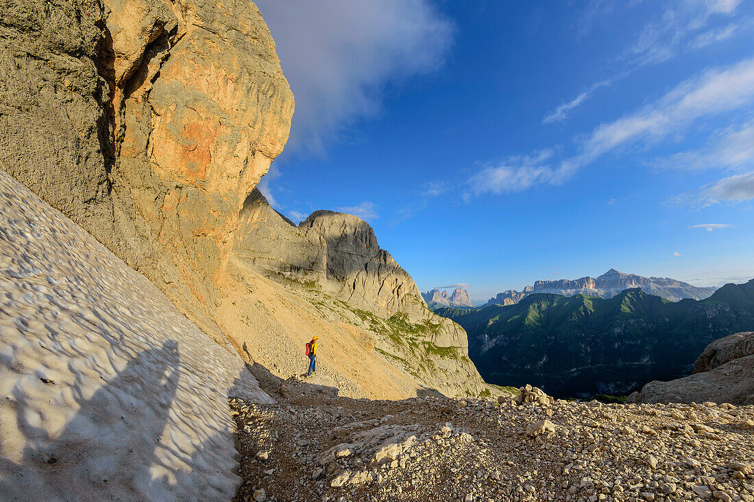 Frau beim Bergsteigen steht in großem Kar, Marmolada-Westgrat, Marmolada, Dolomiten, UNESCO Welterbe Dolomiten, Trentino, Italien