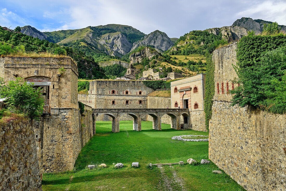 Burggraben des Forte di Vinadio, Vinadio, Valle Stura, Cottische Alpen, Piemont, Italien