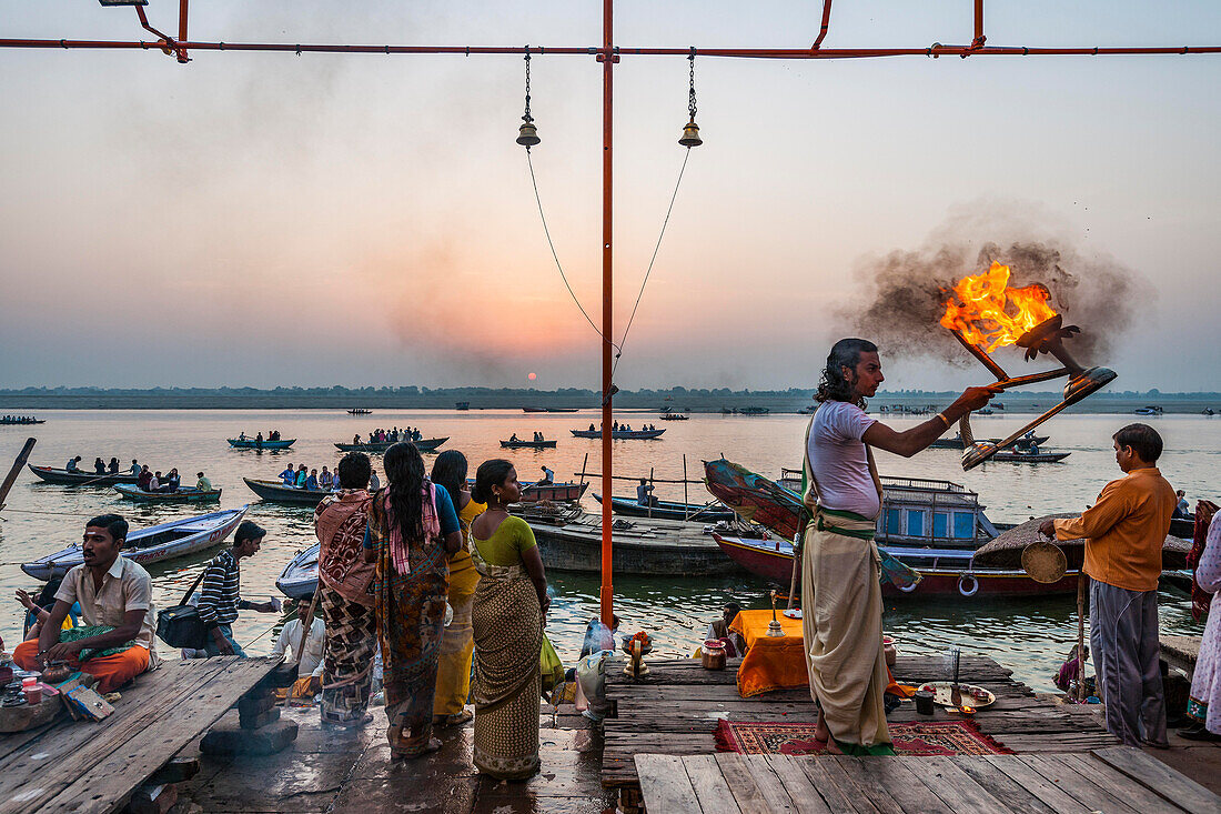 Ganges-Puja bei Sonnenaufgang, Varanasi, Indien