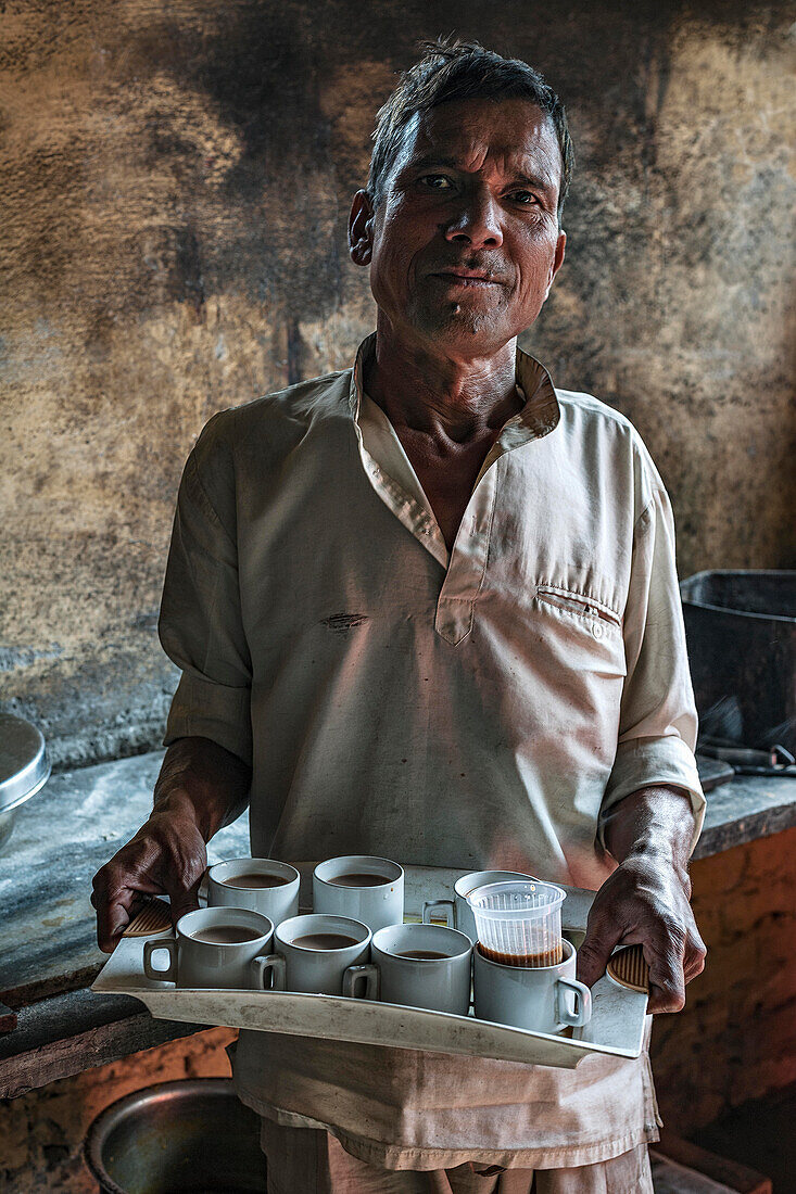 Chai-Verkäufer, Uttarakhand, indischer Himalaya, Indien