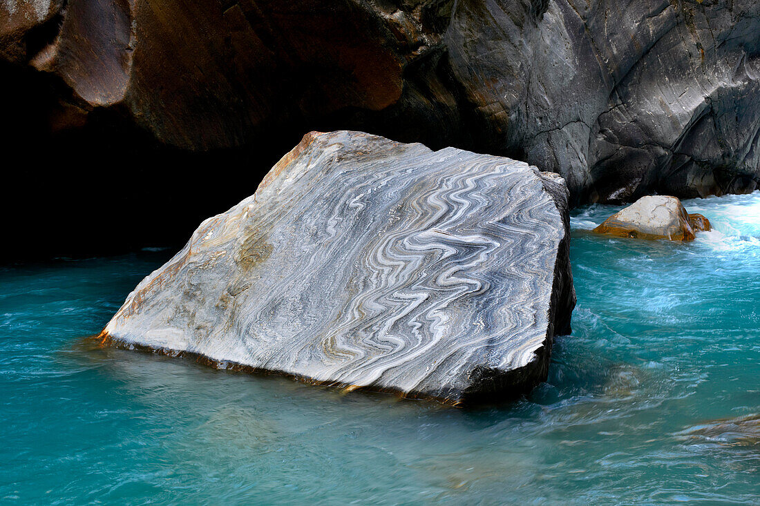 Metamorpher Felsblock des Alaknanda-Flusses, Uttarakhand