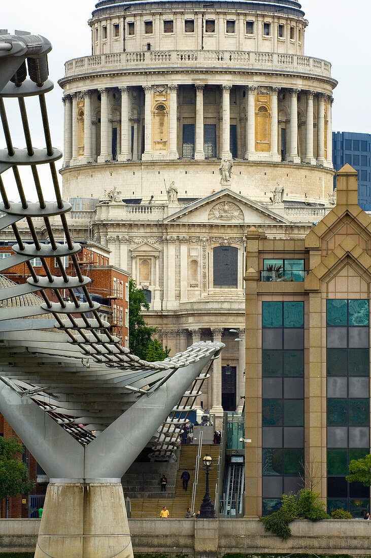 Nahaufnahme der Millenium Bridge und der St. Pauls Cathedral, London