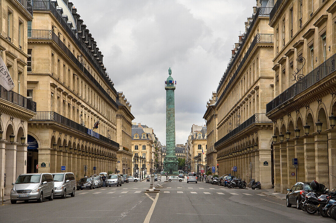Rue de Castiglione, Paris, Frankreich mit Napoleons Säule in Place Vendome, Paris