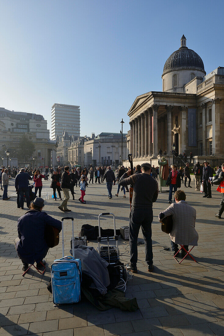 Straßenmusiker, Trafalgar Square und die National Gallery, London, UK