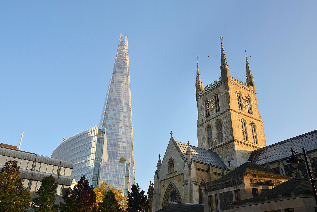 The Shard und Southwark Cathedral, London