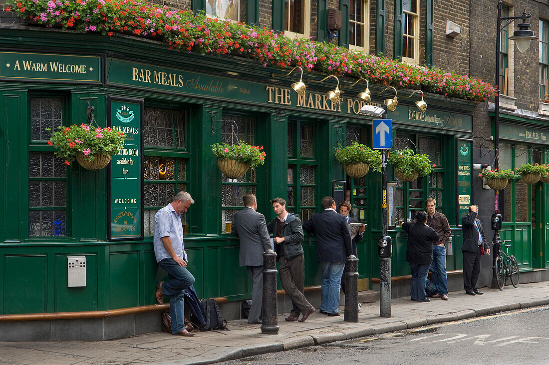 Menschen stehen vor einem Londoner Pub, dem Market Porter, London, England