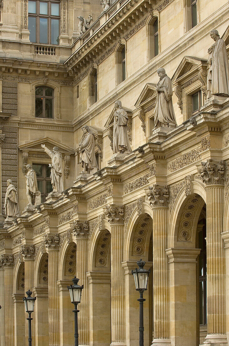 Architektonische Details und Statuen im Richelieu-Flügel des Louvre-Museums, Paris