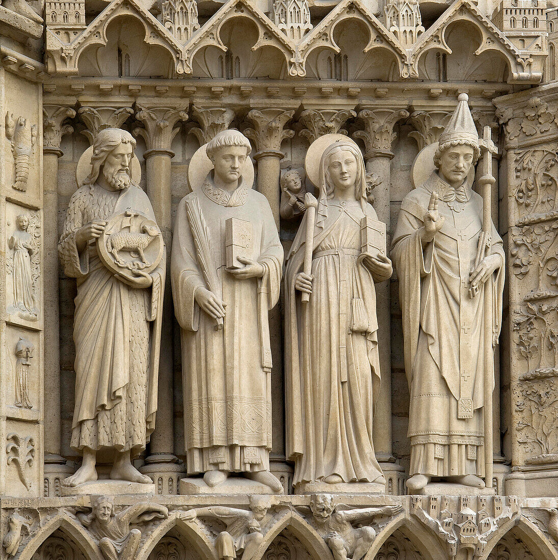 Portal der Jungfrau und geschnitzte Steindetails auf der Vorderseite von Notre Dame Cathedral