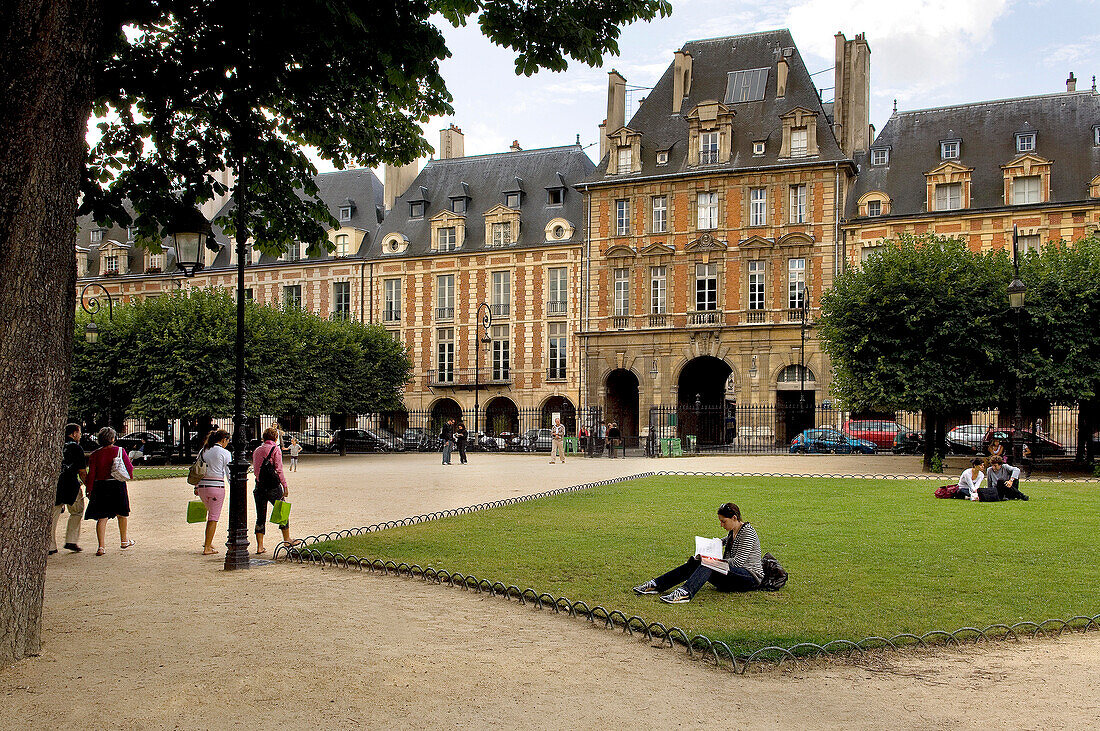 Junge Frau liest, Place des Vosges, Marais, Paris, Frankreich