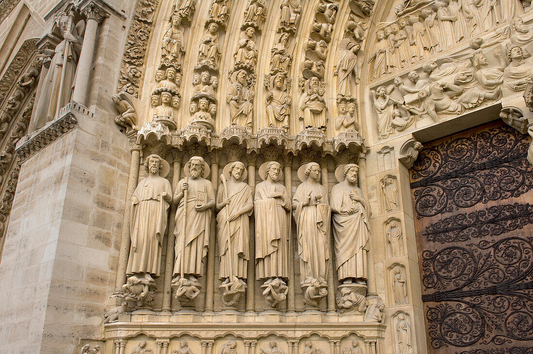 Apostel, Portal des Jüngsten Gerichts und geschnitzte Steindetails auf der Vorderseite, Notre Dame, Paris, Frankreich