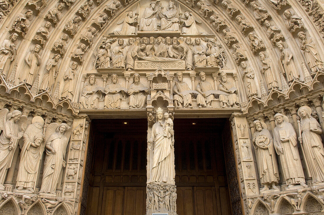 Portal der Jungfrau und geschnitzte Steindetails auf der Vorderseite von Notre Dame Cathedral, Paris, Frankreich