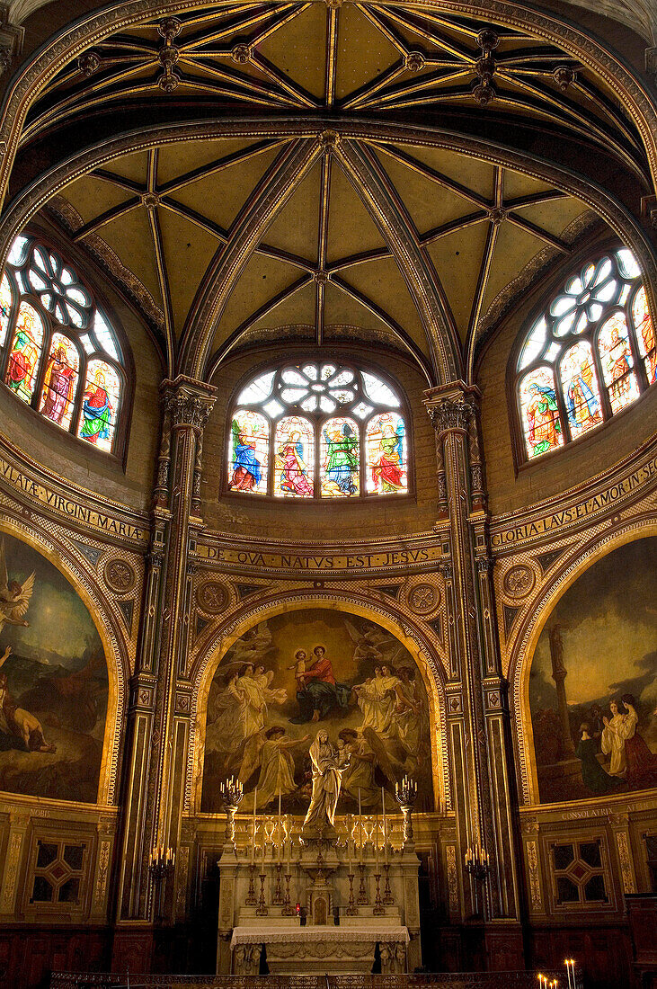 Der Altar und das Innere der Kirche Saint Eustache, Paris, Frankreich
