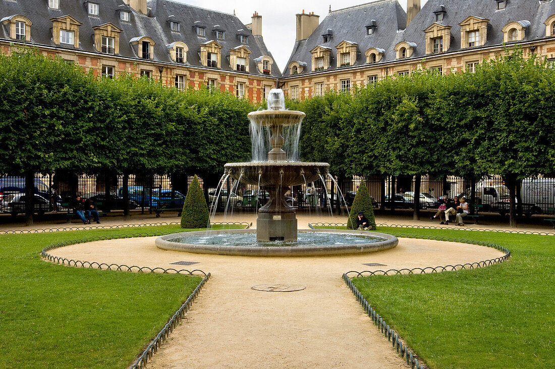 Brunnen auf dem Place des Vosges, Marais, Paris, Frankreich