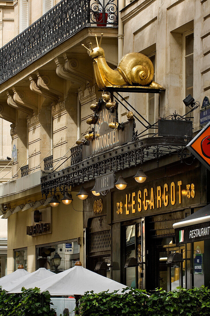 L'Escargot Montorgueil Restaurant außen mit goldenen Schnecken auf dem Schild Rue Montor