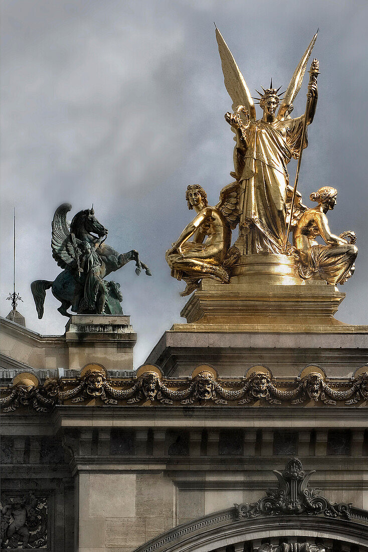 Liberty-Dach-Skulptur von Charles Gumery und Fassade, Opera Garnier, Paris, Frankreich